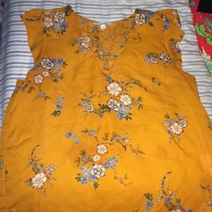 Short ruffled sleeve flowered top.